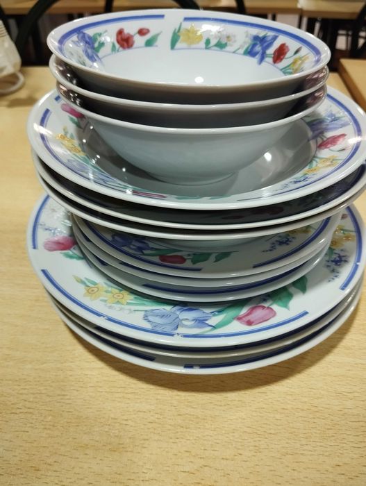 Loiças e vidros novos alguns ainda  nas caixas