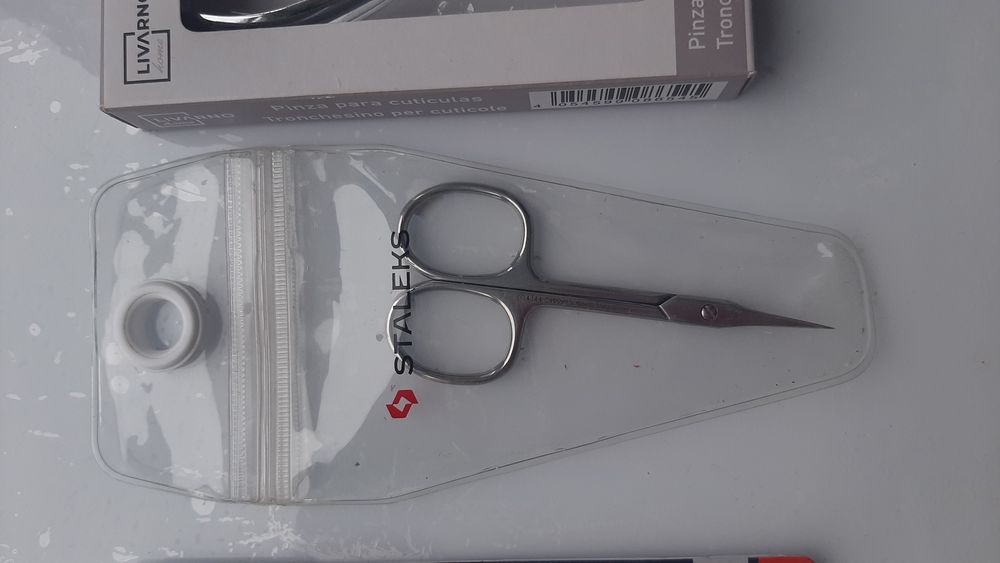 Манікюрний набір, ножнички, різні кусачки., щипчики.