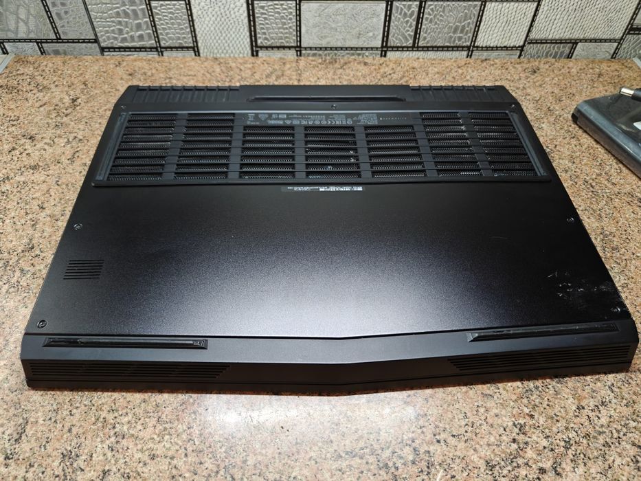 Игровой ноутбук Dell Alienware 17 R5/i7 8GEN/16GB DDR4/GTX 1070 8 GB/64GB SSD + Зарядка