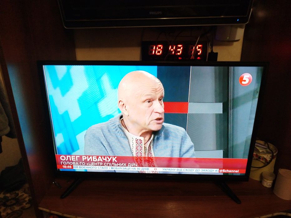 Продам телевізор бравіс +т2 вбудованим є