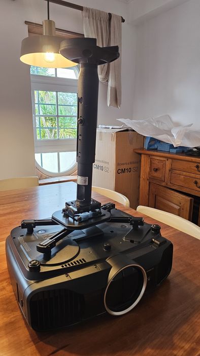 Epson EH-TW9200 e tela Lumene Embassy electrica