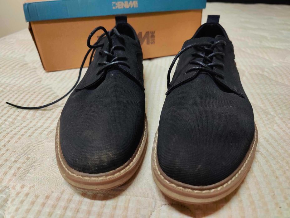 Sapatos pretos novos, tamanho 42