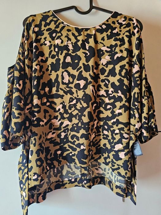 Bluzka Oversize Topshop – Cold Shoulder / Panterka (Rozm. UK 12 / EUR 40 / L)