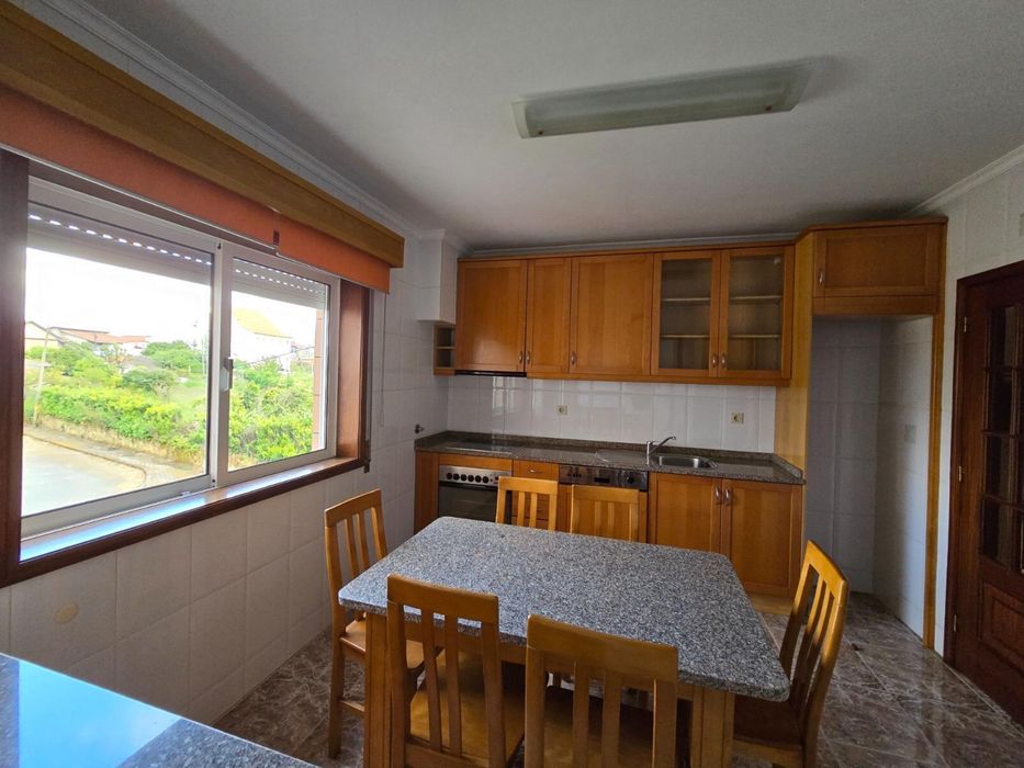 Vendo ou arrendo T3 com 3 casas de banho e parqueamento - cozinha equipada, em Mozelos