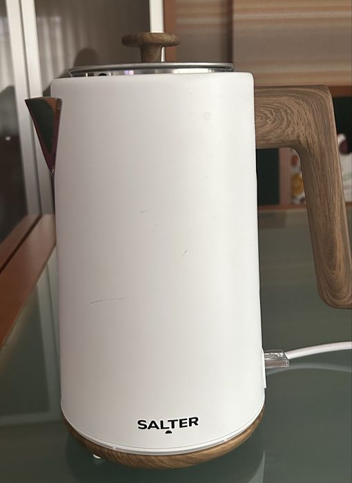 Jarro Elétrico Salter Branco com Acabamento em Madeira