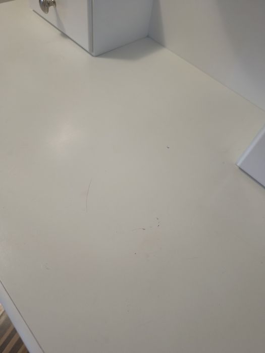 Piękna drewniana toaletka biała