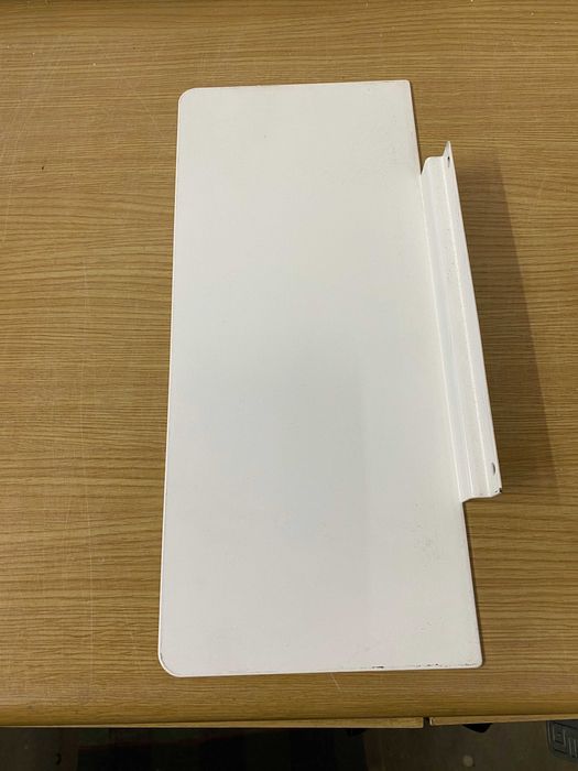 Prateleiras em metal lacado a branco