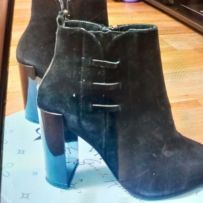 Продам жіночі замшеві ботільони