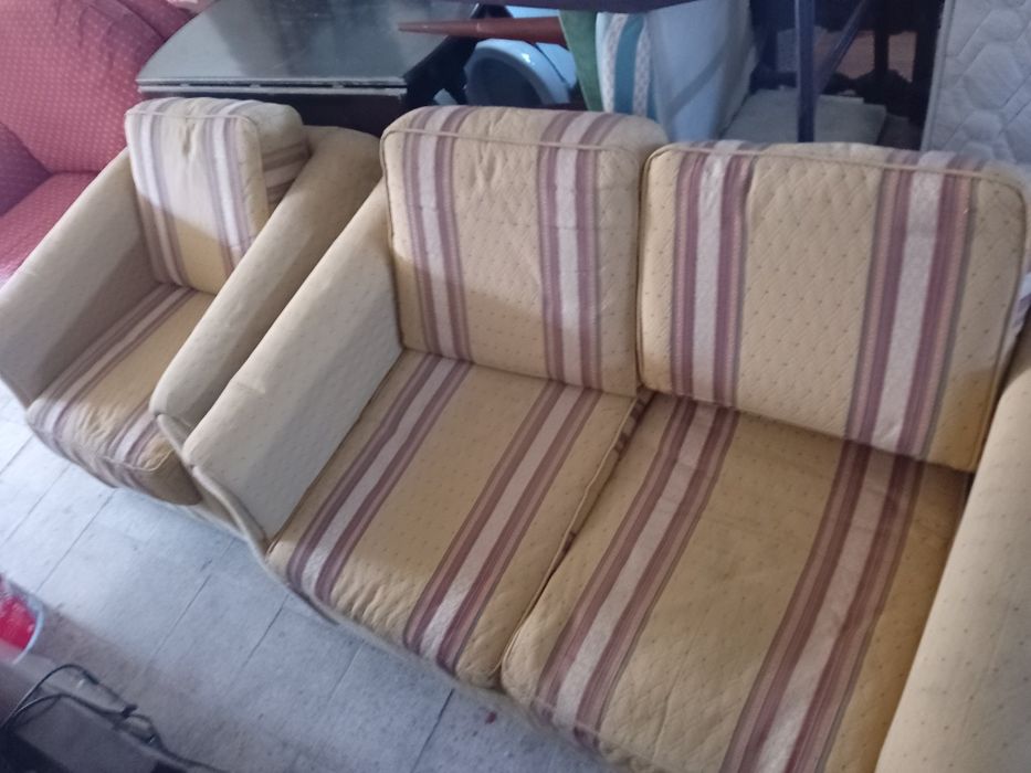 2 sofas um dois lugares outro de um lugar