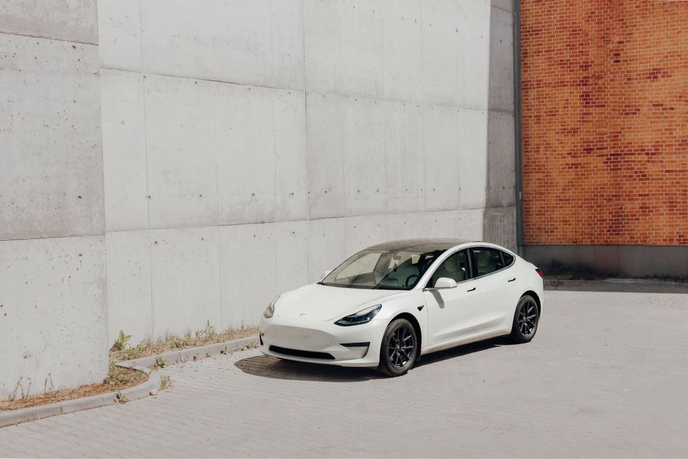 Wynajem Tesla Model 3