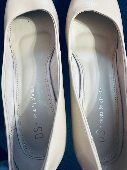 Класичні бежеві туфлі, розмір 38