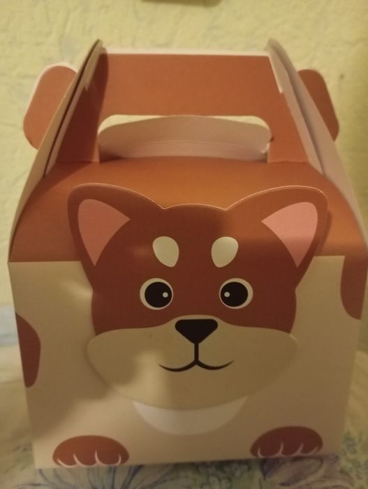 Продам подарункову коробку