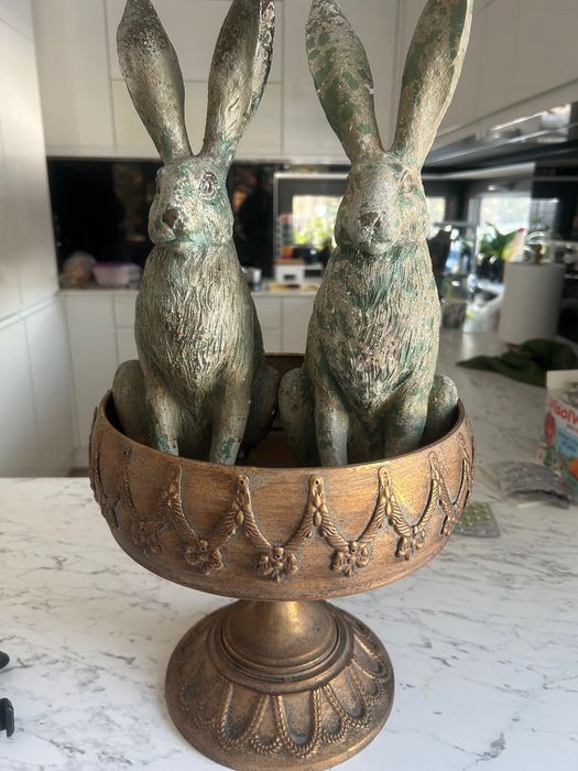 Donica metalowa z królikami
