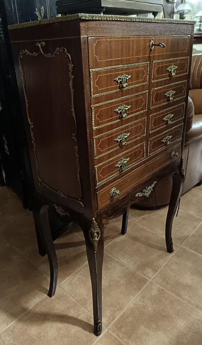 Móvel de estilo com ferragens