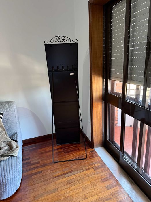 Espelho Alto IKEA Preto de Pé – Corpo Inteiro