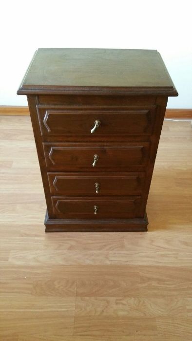 Cama de casal, cómoda e camiseiros antigos