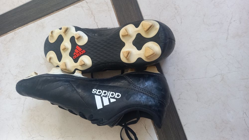 Бутси, кросівки, футзалки