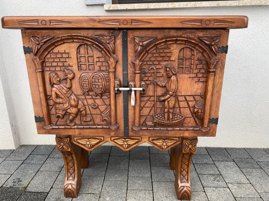 Rzezbiona drewniana komoda