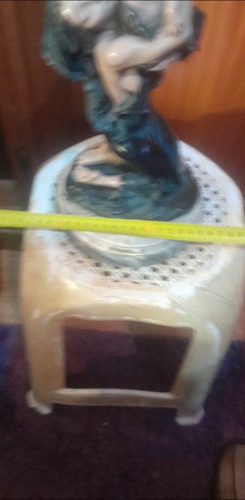 Estatua lindíssima com base em mármore