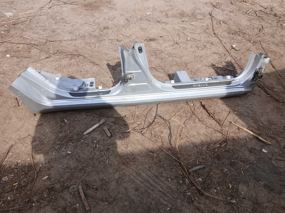 Prog prawy Toyota Auris I 5-drzwi 06-12r 1F7 srebrny