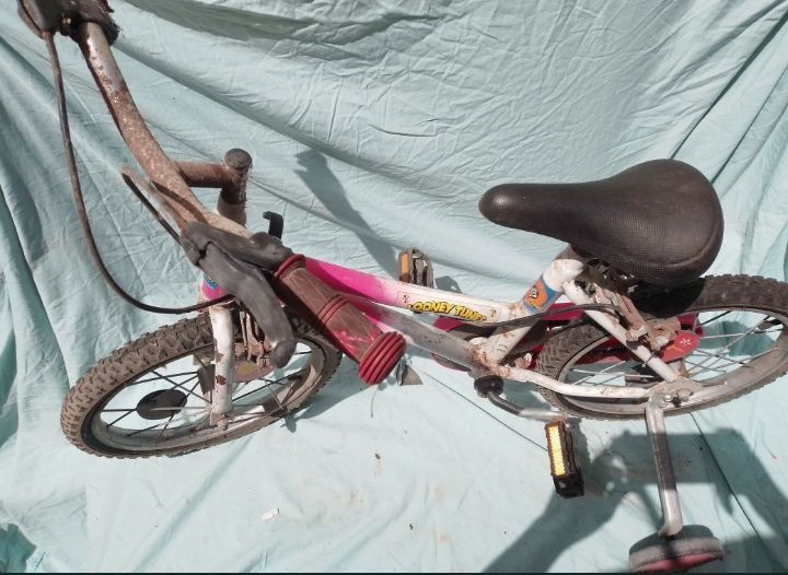 2 Bicicletas de criança "Action man"e "looney tune"s
