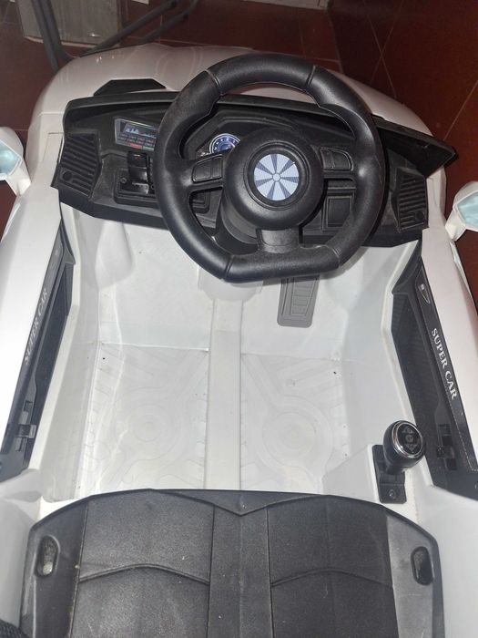 Carro infantil elétrico