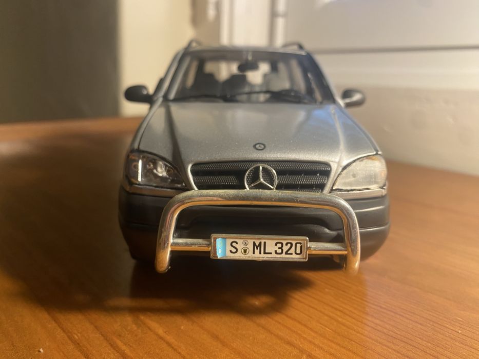 Carro miniatura Mercedes-Benz ML 320 - Maisto - Escala 1/18