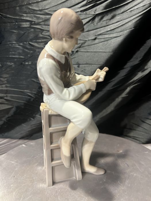 Porcelanowa figurka NAO Spain – mężczyzna grający na mandolinie