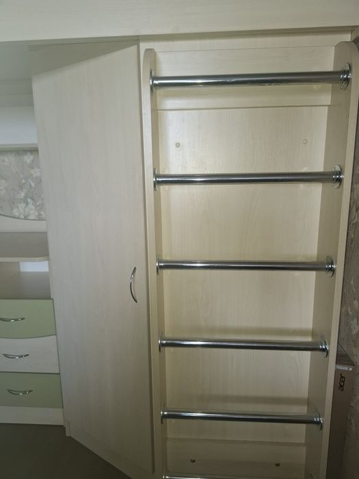 Продам дитяче ліжко-горище зі столом, шафою та шухлядами