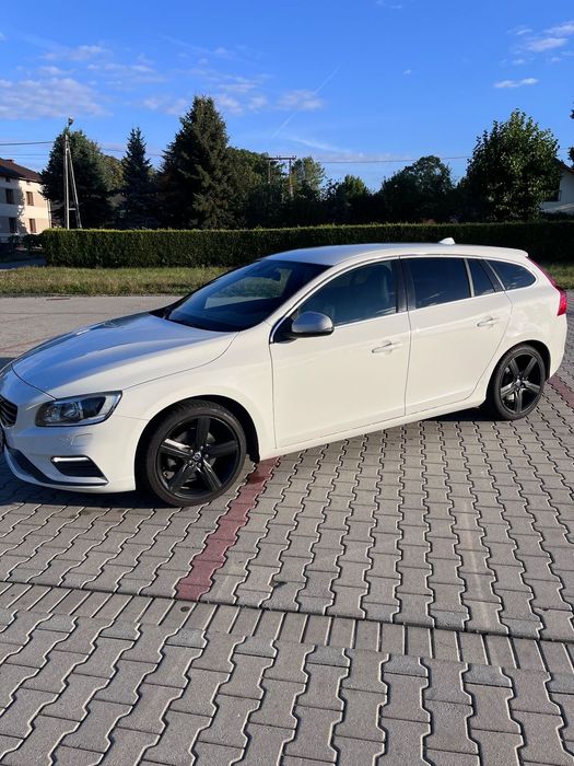 Volvo V60 Na sprzedaż Volvo V60 R-Design z 2018 roku z silnikiem 2.0 T4 benzyna