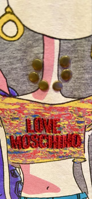 T shirt cinzenta com bonecas