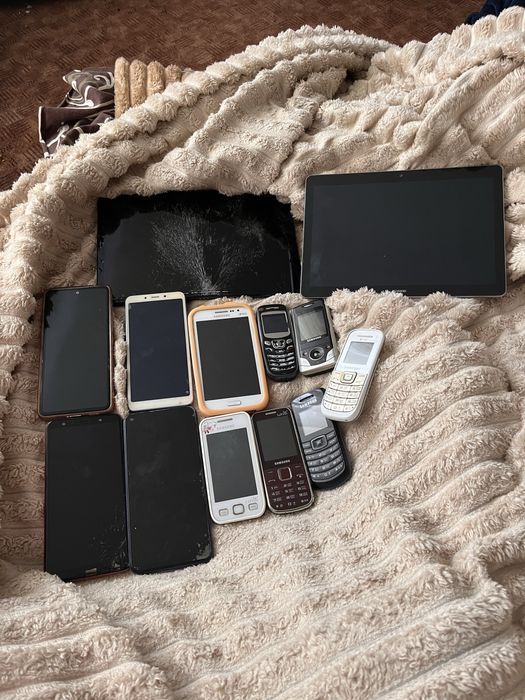 Обміняю комплект телефонів, як на фото, на планшет.