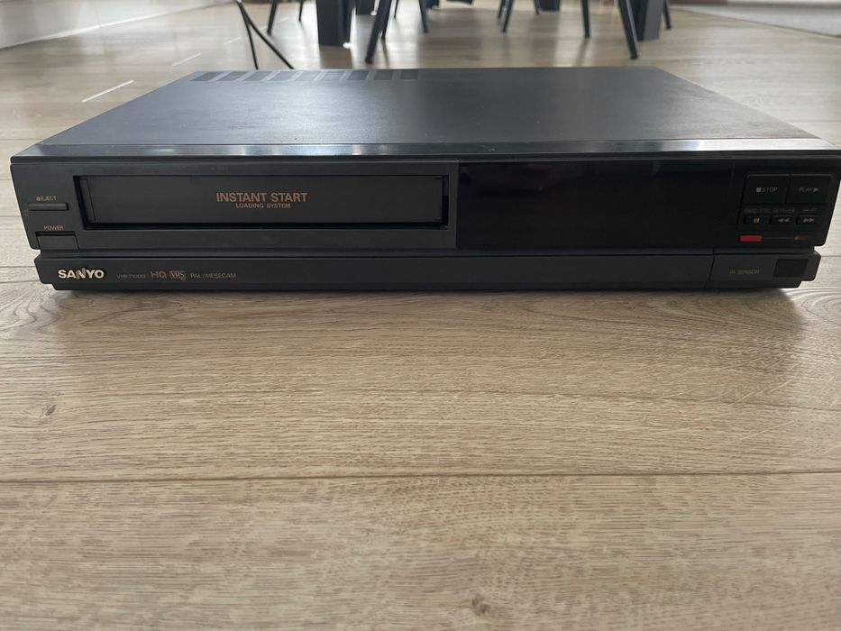 Magnetowid “Sanyo” VHR-7100EE plus pilot