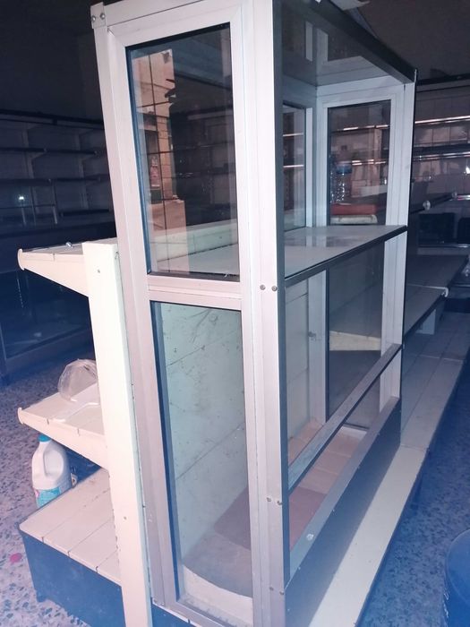 Móvel expositor em alumínio com prateleiras de vidro | 100 cm largura