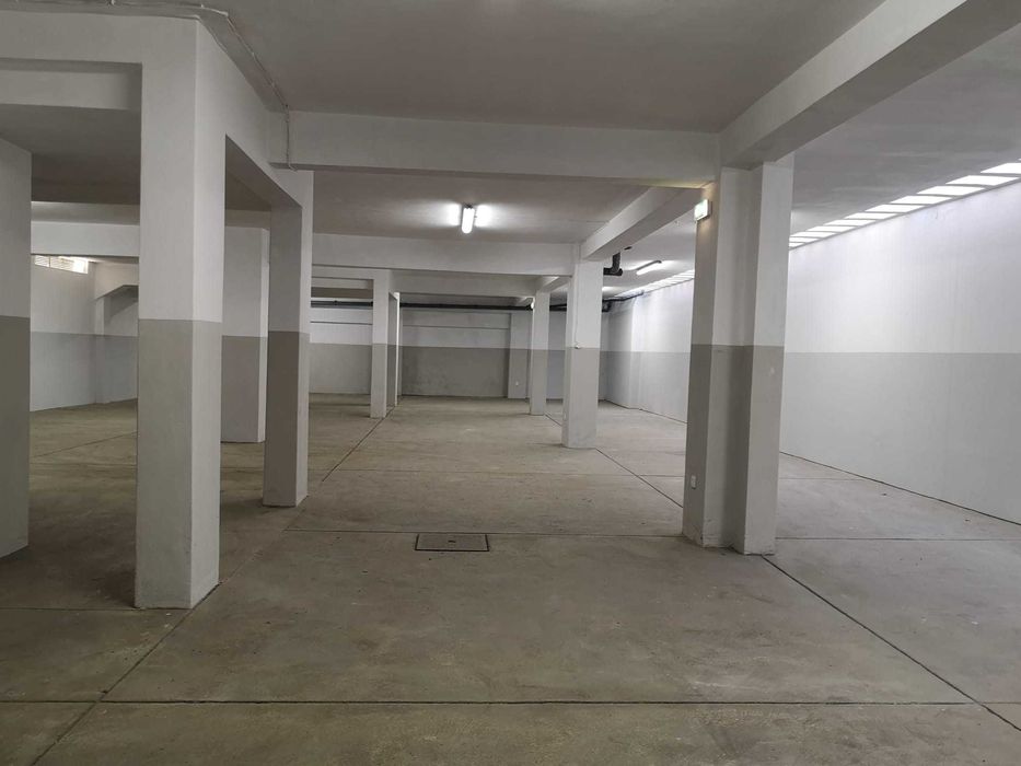 Excelente armazém no Porto