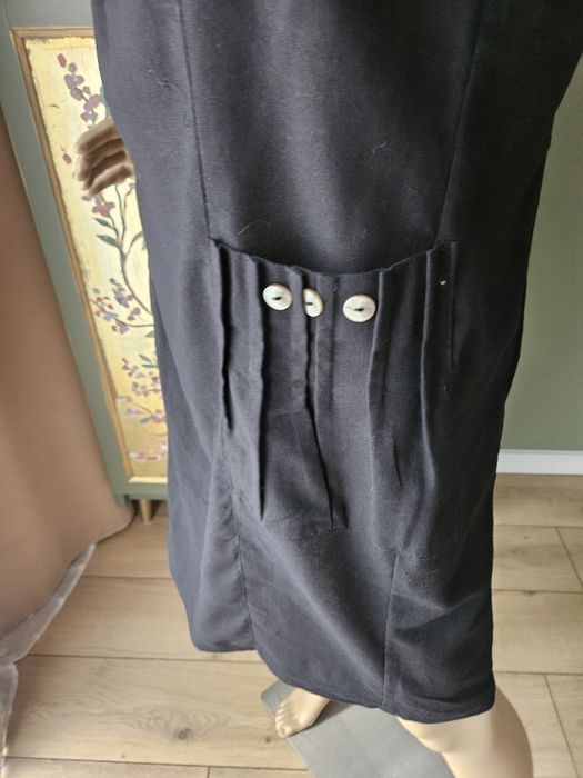 Czarna sukienka damska midi vintage z ozdobnymi guzikami – styl min