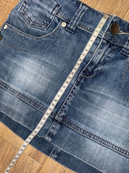 Коротка спідниця на низькій посадці