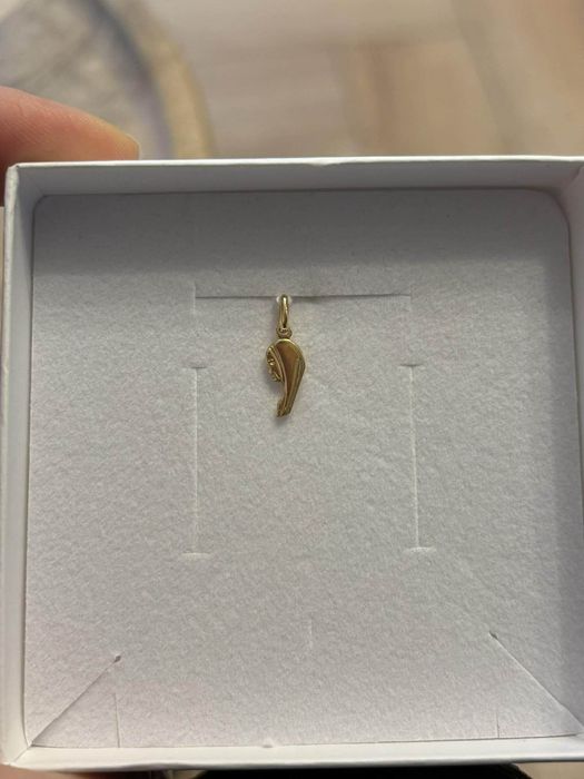 Mała złota zawieszka z twarzą Maryi – stan nowy, nieużywana