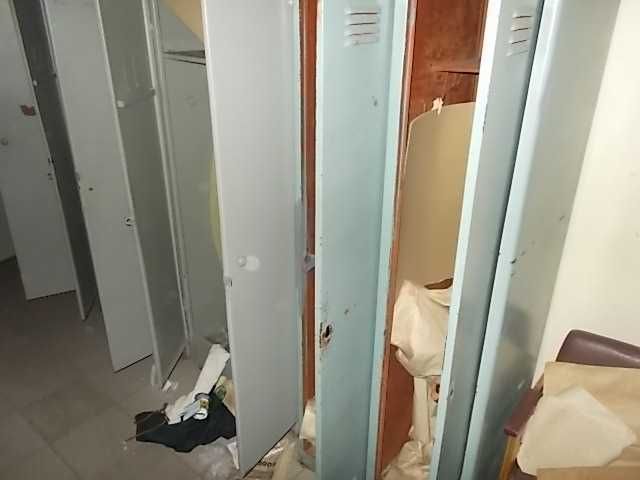 Шафа металева дводверна для робочого одягу.