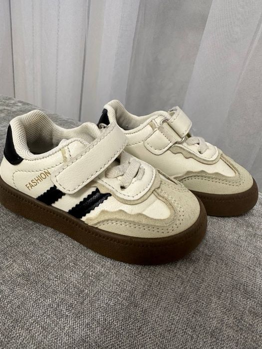 Дитячі кросівки дівчинка