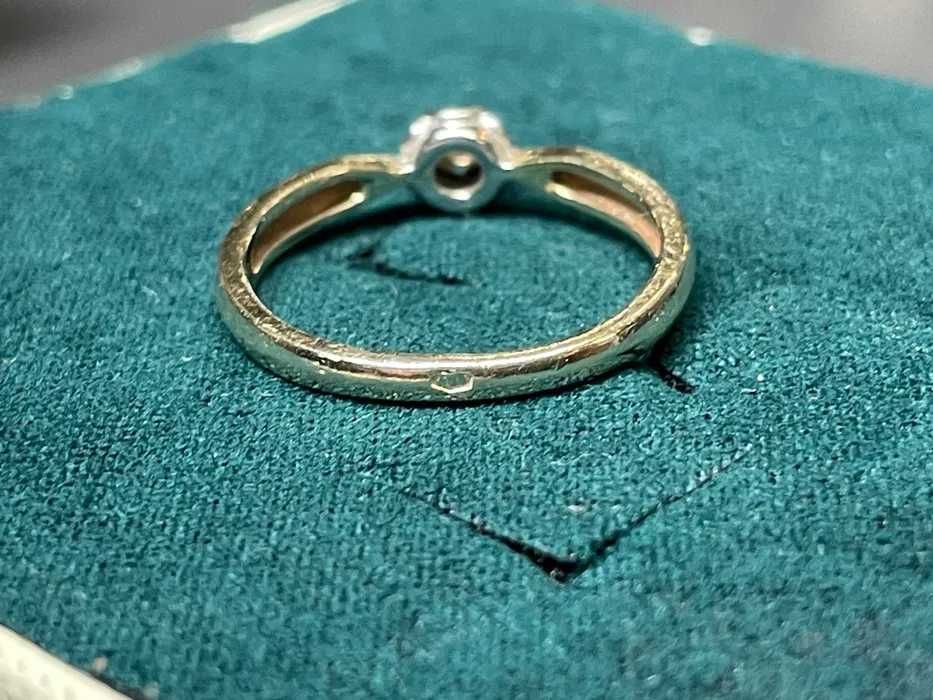 Złoty pierścionek zaręczynowy z diamentem YES 14kt 2,11g 0,06ct r.11