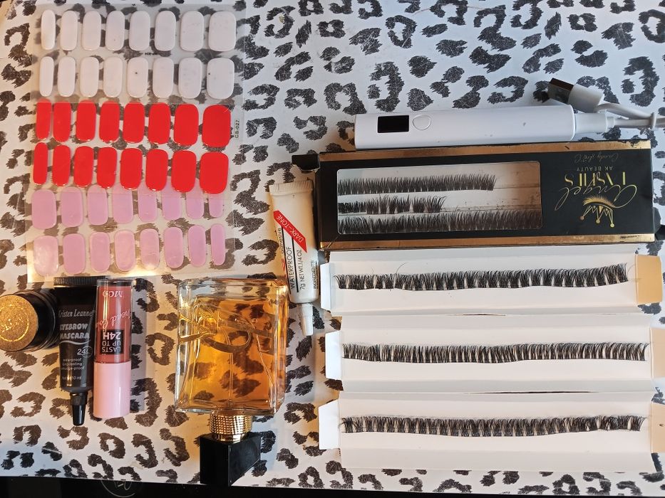 Zestaw lampa do paznokci rzęsy lashes perfumy mat pomadka pomada klej