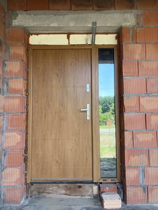 Drzwi zewnetrzne WIKĘD 90cm+naświetle 35cm. System 1 klucza. Złoty dąb