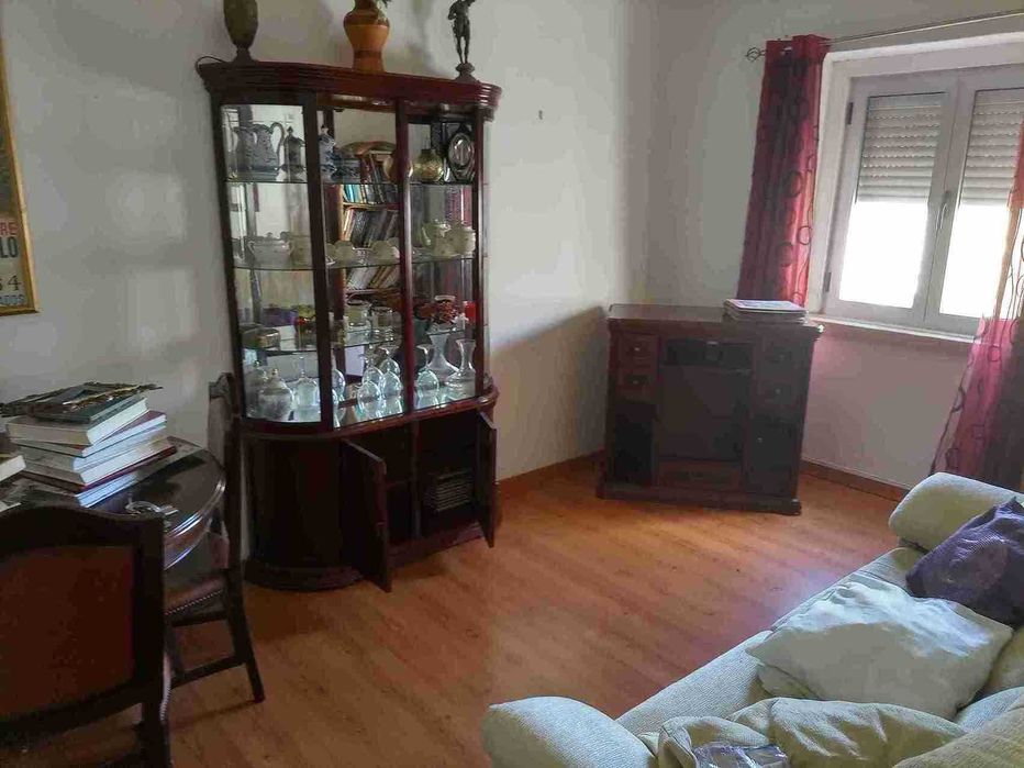 Furnished T2 Apartment in Pontinha, 6 Minutes from Metro