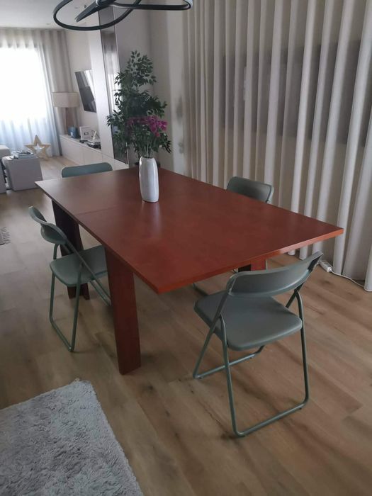 Mesa de jantar em cerejeira maciça, feita por decoradora. Aceito ofert