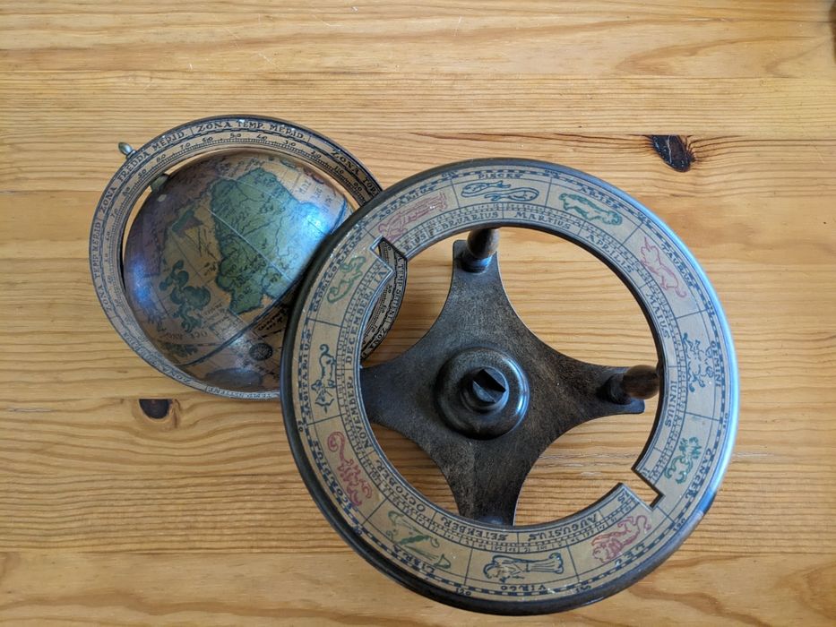 Globo antigo em madeira