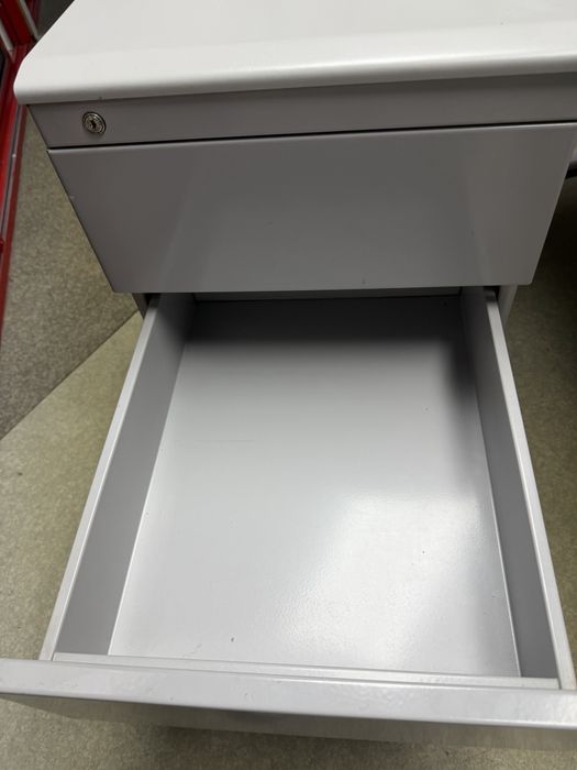 Conjunto de escritório: secretária + cadeira  + caixote do lixo