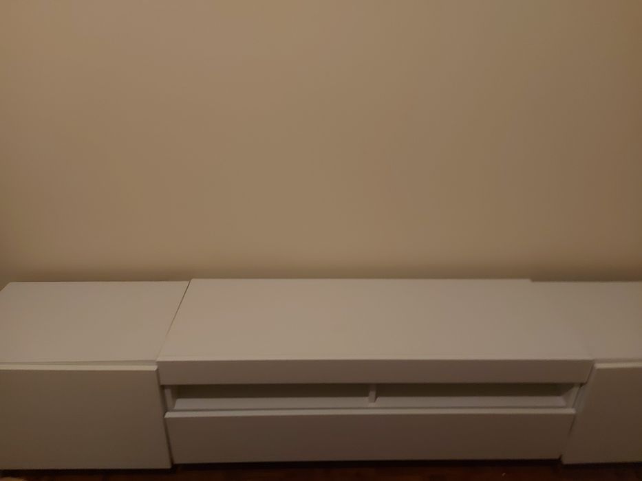 Móvel TV Minimalista Branco com Arrumaçao