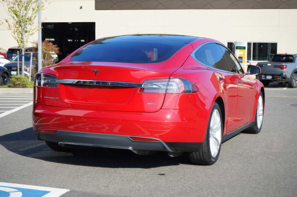 Tesla Model S P85D      2015