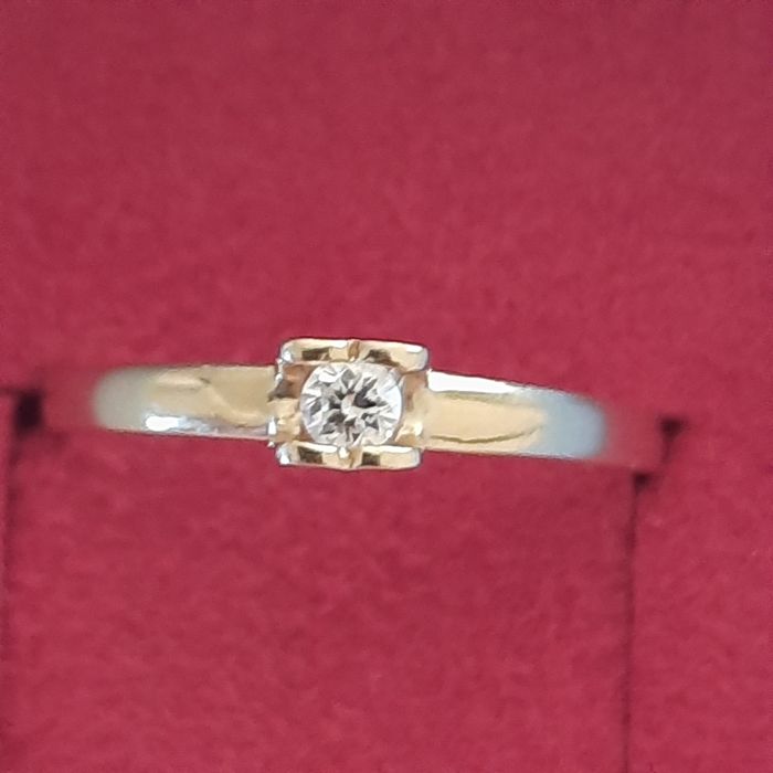 Золотое кольцо с бриллиантом 0.11 ct,1.8 гр
